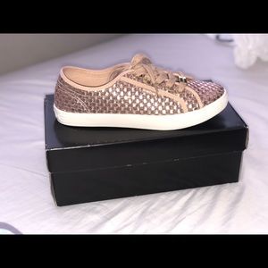 I am selling bebe shoes